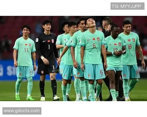 足球明星在比赛中意外被绊倒瞬间引发热议球迷纷纷讨论其表现与裁判判罚 足球明星在比赛中意外被绊倒瞬间引发热议球迷纷纷讨论其表现与裁判判罚